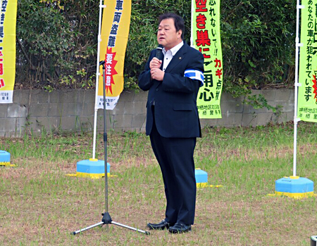 写真：屋外でキャンペーン参加者へあいさつする市長