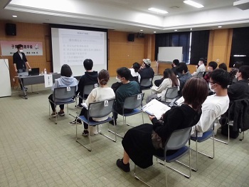 写真:講義を受ける参加者