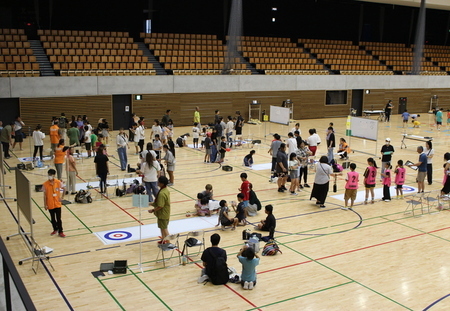 写真：参加者で賑わう茶ーりんぐ大会
