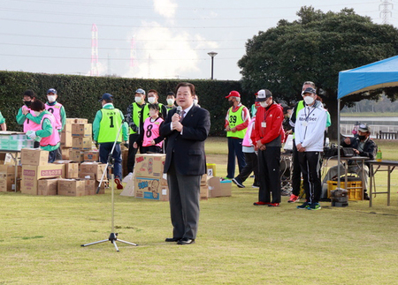 写真：かみす健康スポーツまつりで挨拶する市長