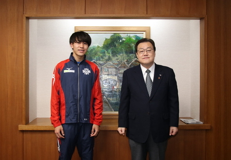 写真:2022年11月14日撮影の訪問者と市長