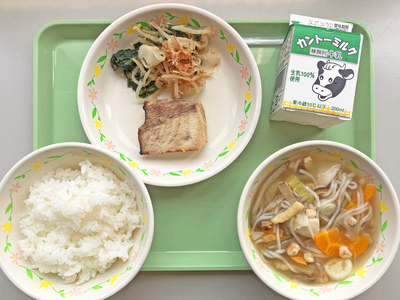 写真：ごはん、牛乳、もうかざめの味噌焼き、笹かまぼこ入りおかか和え、おくずかけ