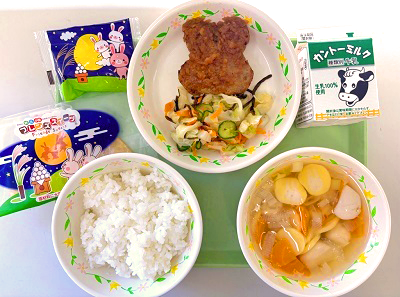 写真：ごはん、牛乳、うさぎ型ハンバーグ玉ねぎソース、キャベツの塩昆布和え、月見汁、月見大福、月見クレープ