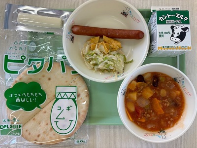 写真：ピタパン、牛乳、ウインナー、メキシコ風サラダ、チリコンカン、ケシージョ