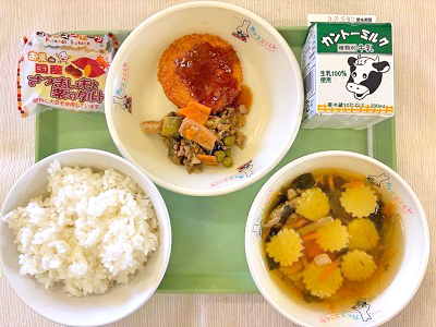 写真：ごはん、牛乳、里芋コロッケ、なすのそぼろ煮、沢煮椀