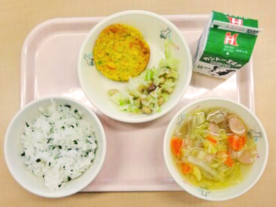 写真：わかめごはん、牛乳、野菜しんじょう、キャベツと豆のサラダ、ソーセージと野菜のスープ