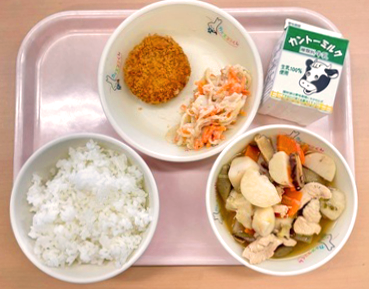 写真：ごはん、牛乳、魚カツ、かけ和え、炒り焼き