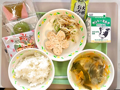 写真：ごはん・牛乳・花形豆腐ステーキ・もやしとピーマンのサラダ・わかめのすまし汁・和菓子・ひなあられ