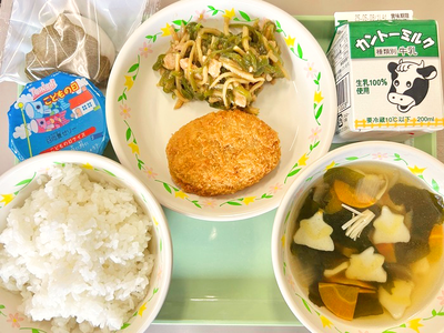 写真：ごはん、牛乳、かつおカツ、チンジャロースー、わかめスープ、柏餅、こどもの日ゼリー