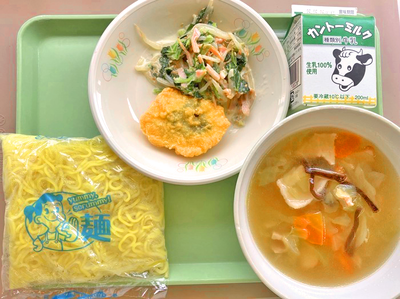 写真：中華メン、牛乳、旨塩タンメンスープ、鶏の梅しそ天ぷら、小松菜のごまマヨ和え
