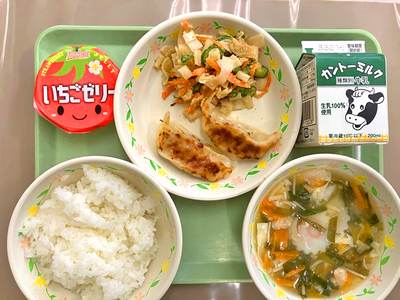 写真：ごはん、牛乳、焼き餃子、かんぴょうのごま酢和え、にらとゆばのすまし汁、イチゴゼリー