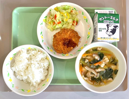 写真：ごはん、牛乳、神栖メンチ、キャバツとスイートカクテルペッパーのサラダ、かみすたっぷりスープ