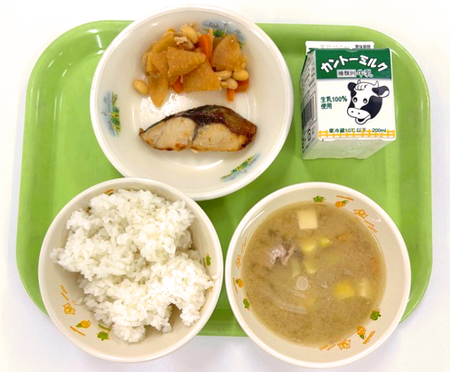 写真：ごはん、牛乳、あじの塩こうじ焼き、あいまぜ、めった汁