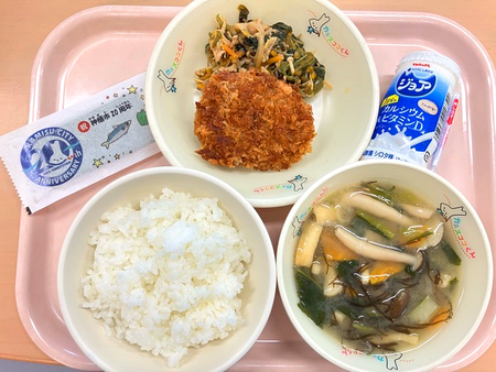 写真：ごはん、のむヨーグルト、神栖メンチ、ピーマン入りビビンバ、もずくのみそ汁、味付けのり
