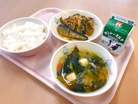 写真：ごはん、牛乳、いわしのしょうが煮、キムタク炒め、豆腐のみそ汁