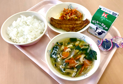 写真：ごはん、牛乳、さんまの竜田揚げ、にんじんしりしり、小松菜のすまし汁、プルーン
