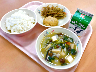 写真：ごはん、牛乳、軟骨入り鶏つくね、きんぴらごぼう、きのこのみそ汁