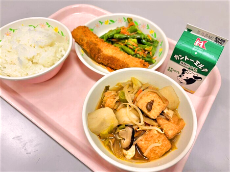 写真：ごはん、牛乳、太刀魚のフライ、アスパラガスとにんじんのサラダ、いもたき