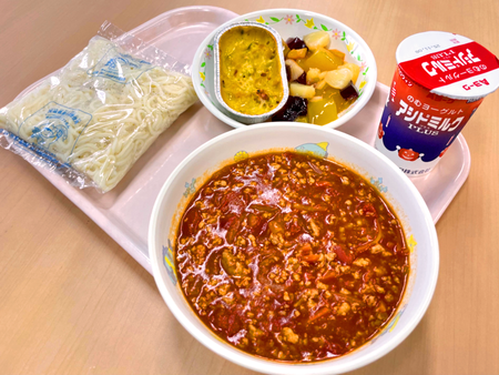 写真：ソフトめん、のむヨーグルト、かぼちゃのグラタン、ゼリー入りフルーツ和え、ミートソース