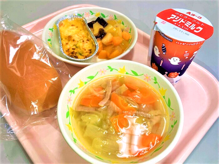 写真：はちみつパン、のむヨーグルト、かぼちゃのグラタン、ゼリー入りフルーツ和え、野菜スープ