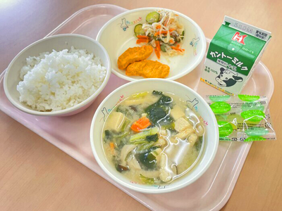 写真：ごはん、牛乳、チキンナゲット、はりはり漬け、高野豆腐のみそ汁、グミ