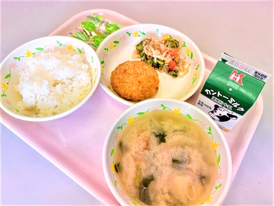 写真：ごはん、牛乳、かみかみたこメンチ、はりはり漬け、高野豆腐のみそ汁、グミ