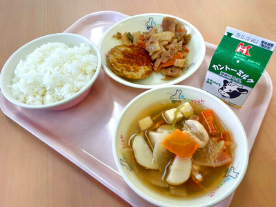 写真：ごはん、牛乳、パイタ焼きおろしソース、れんこんきんぴら、けんちん汁