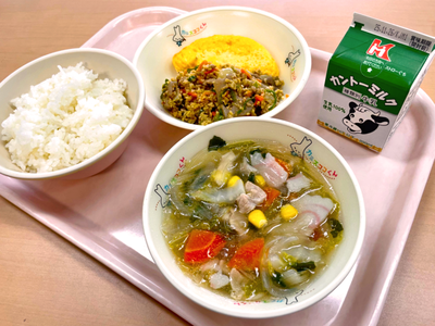 写真：ごはん、牛乳、茨城県産プレーンオムレツ、いばらきガパオ、春雨スープ