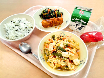 写真：麦わかめごはん、牛乳、おさかなソーセージフライ、小松菜のしそひじき和え、親子煮、りんご