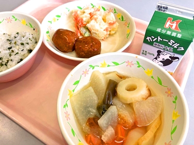 写真:麦わかめごはん、牛乳、肉団子甘酢あん、ポテトサラダ、おでん