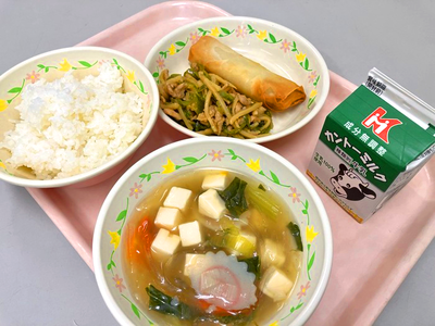 写真：ごはん、牛乳、春巻き、チンジャオロースー、チンゲンサイと春雨の中華スープ