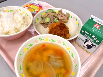 写真：ごはん、牛乳、かぼちゃチーズフライ、れんこんサラダ、いわしのつみれ汁、ゆずゼリー