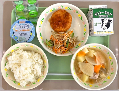 写真：ごはん、牛乳、かみかみたこメンチ、ごぼうサラダ、豚汁、青りんごグミ、歯と口の健康週間ゼリー