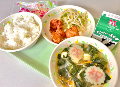 写真：ごはん、牛乳、とりのからあげ、もやしとピーマンのサラダ、五目スープ、お祝いクレープ