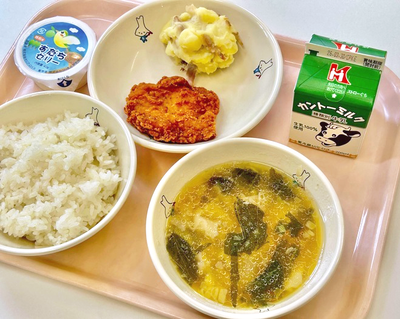 写真：ごはん、牛乳、クリスピーチキン、ジャーマンポテト、ワンタンスープ、すだちゼリー