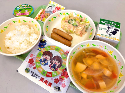 写真：ごはん、牛乳、手巻きのり、手巻き用チーズ、手巻き用ウインナー、ツナサラダ、けんちん汁、小学校と中学校のみ福豆、幼稚園は節分プリン
