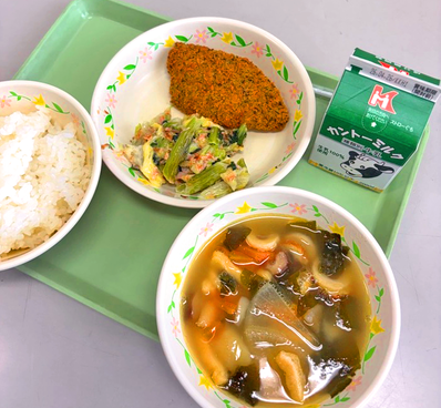 写真：ごはん、 牛乳 、あじの磯部フライ 、小松菜のおかかマヨ和え 、まごわやさしいみそ汁