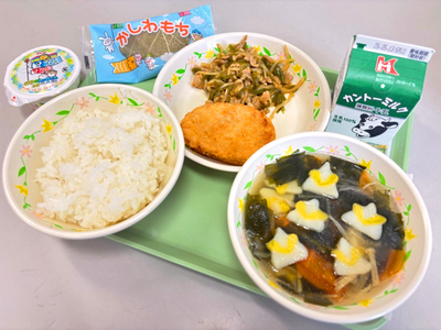 写真：ごはん、牛乳、かつおコロッケ、チンジャオロースー、わかめスープ、柏もち、こどもの日ゼリー