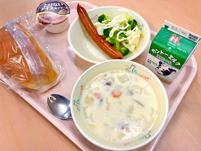 写真：コッペパン、牛乳、フランクフルト、ブロッコリーとカリフラワーのサラダ、コーンチャウダー、アイス風チョコムース