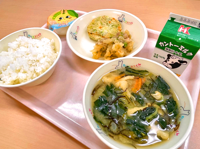 写真：ごはん、牛乳、豆腐ステーキ、肉じゃが、もずくのみそ汁、日向夏みかんゼリー