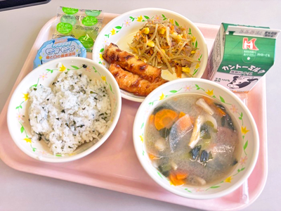 写真：麦わかめごはん、牛乳、ちくわのかば焼き、ごぼうの温野菜サラダ、根菜のみそ汁、青りんごグミ、歯と口の健康習慣ゼリー