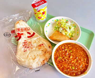 写真：ナン、のむヨーグルト、サモサ、ひよこまめのサラダ、キーマカレー