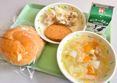 写真：ミルクパン、牛乳、ボロニアステーキ、ジャーマンポテト、おおきなかぶのスープ