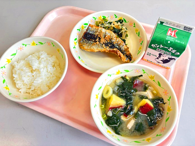 写真：ごはん、牛乳、茨城県産さんまのかば焼き、小松菜のおひたし、さつま汁