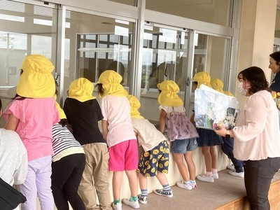 写真：調理場を見学する園児の様子