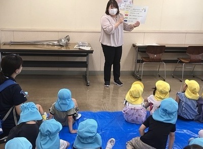 写真：質問した内容への回答を聞く園児の様子