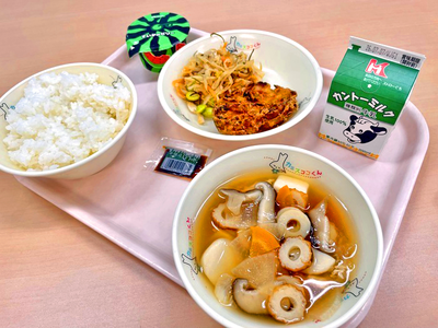 写真：ごはん、牛乳、がね、切り干し大根の煮物、つぼん汁、スイカゼリー