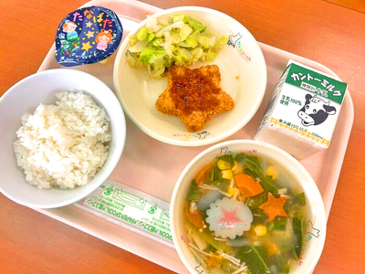 写真：ごはん、牛乳、星型メンチカツ、キャベツと枝豆のサラダ、オクラのスープ、七夕ゼリー