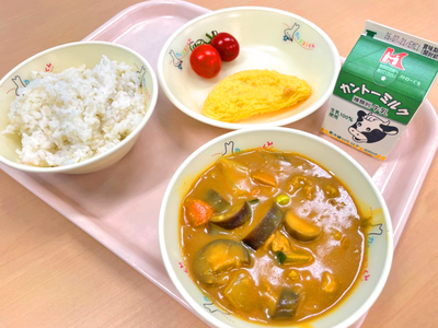 写真：麦ごはん、牛乳、プレーンオムレツ、ミニトマト、夏野菜カレー