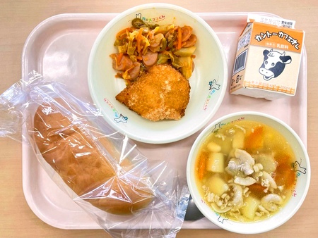写真：ミルクパン・コーヒー牛乳・チキンカツレツ・野菜のバーベキューソテー・ロクロ